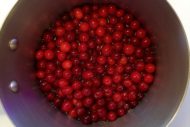 Low-Sugar or Sugar-Free Cranberry Sauce